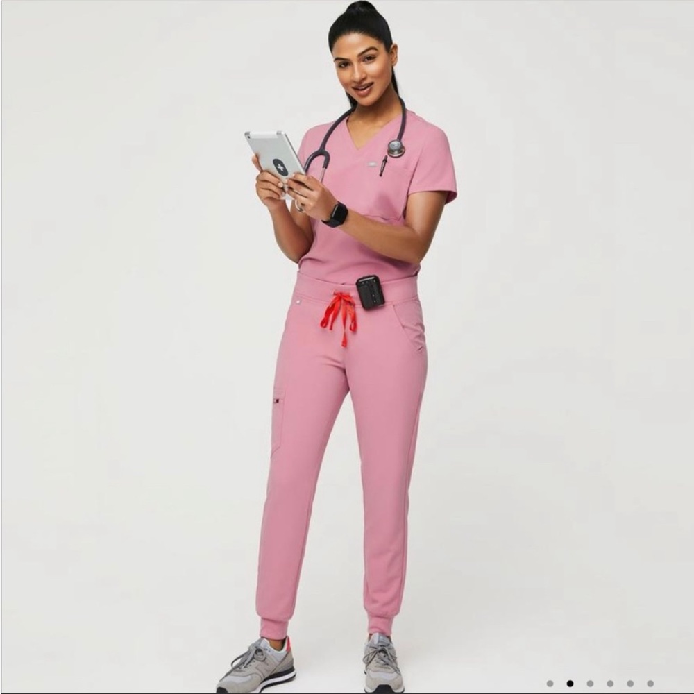 Figs chalk pink jogger set small